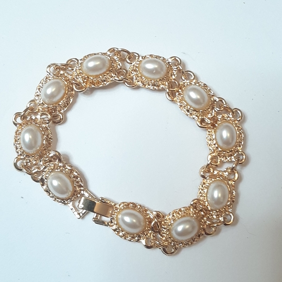 Jewelry - 5/50% gold and pearl accented bracelet